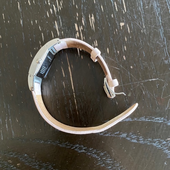 Kenneth Cole watch in Light Pink leather - Picture 3 of 5